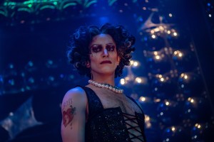 在当地制作的《洛基恐怖秀》中，一名演员装扮成弗兰克·N·福特博士