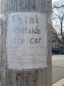 钉在电线杆上的标语写着