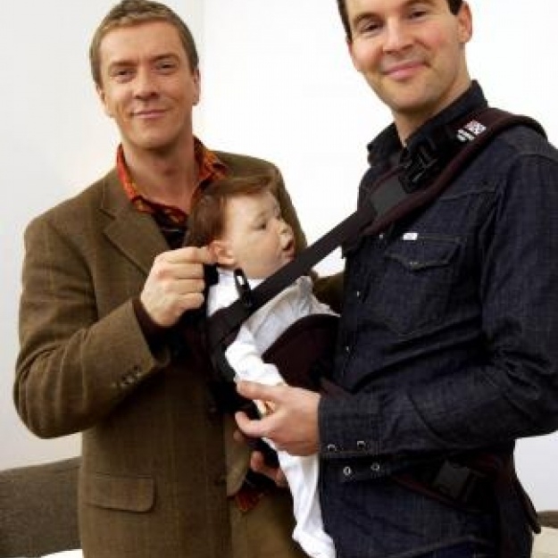 两个男人和一个非常丑的婴儿