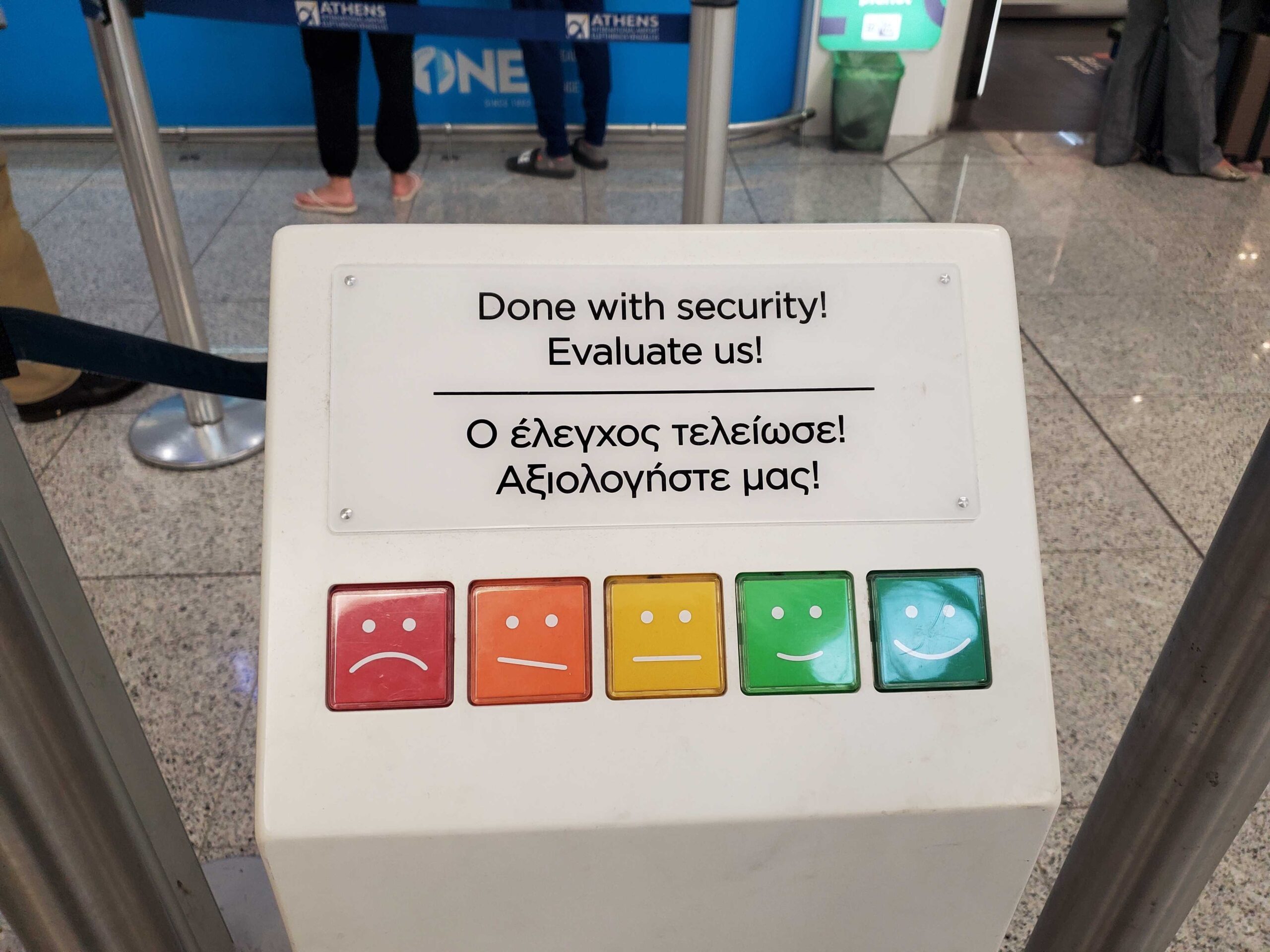 设备有五个按钮，从悲伤到快乐。短信上写着“安全搞定!评价我们吧!