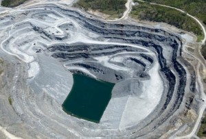 一个露天矿的鸟瞰图