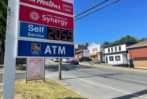 加油站外的一个标牌，上面写着自助汽油的价格为每升205.9美元