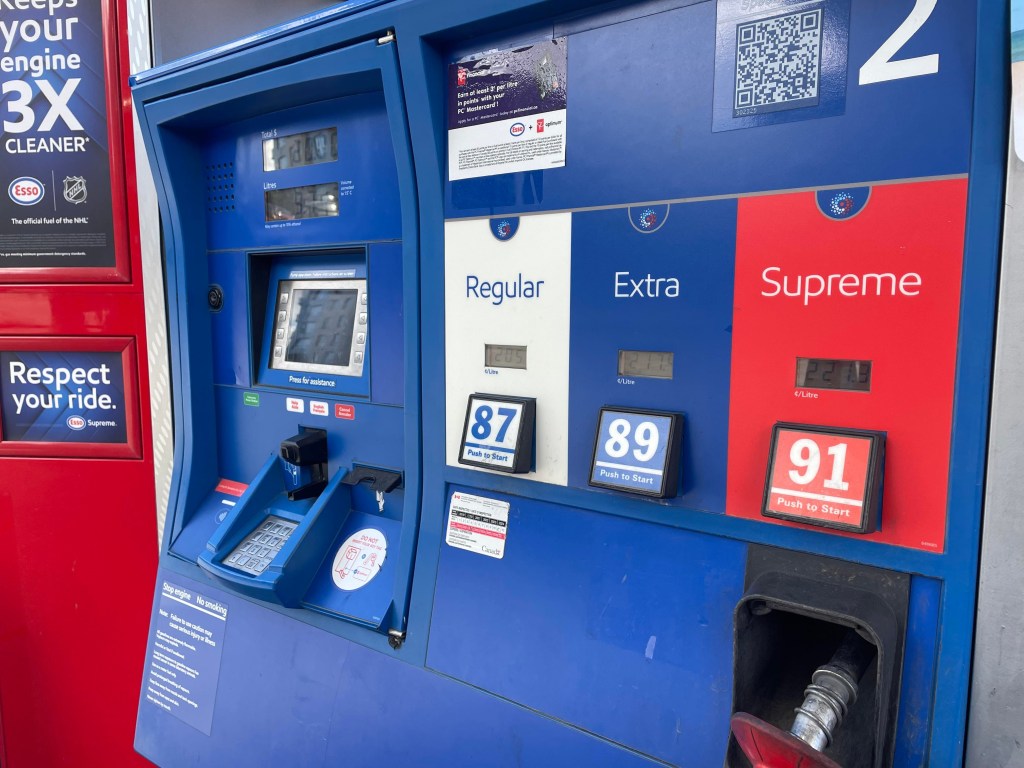 一个红、白、蓝三色的气泵。