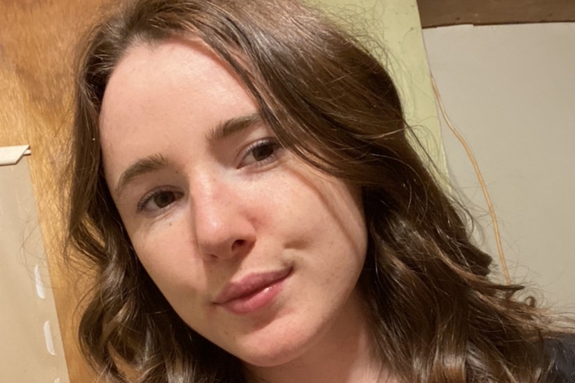 一个年轻的白人棕色头发