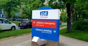 IWK医院外红白蓝的牌子