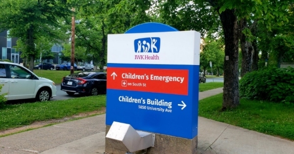 IWK医院外面的红色，白色的蓝色标志