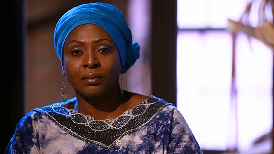 穿着非洲服装，戴着蓝色头巾的黑人妇女