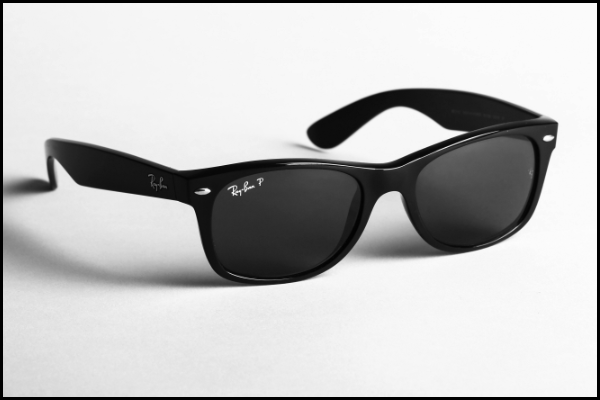 一副雷朋太阳镜的黑白照片