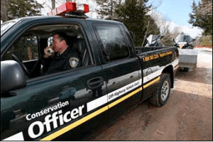 DNRR网站截图显示，一名身穿制服的环保官员驾驶一辆深绿色皮卡，皮卡上饰有白黄条纹和“环保官员”字样。