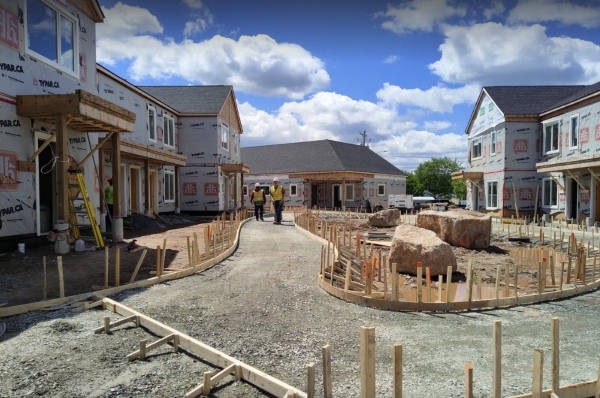 在建的新房子之间有一条砾石小径。