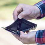 一个白人的手打开他的空钱包