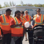 几个人，黑人和白人，穿着高背心，愉快地聊天