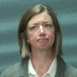 一个留着棕色直发的白人妇女，看上去很严肃