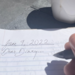 有人在上面写着“亲爱的日记”的横格纸。