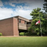 两层砖建筑，前面有加拿大国旗