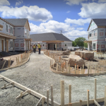 正在建设的住房社区中的缠绕人行道