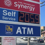 加油站外面的价格标志读取两个OH五点九点