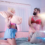 一个白人和女人都戴着胸罩，都有枕头大战