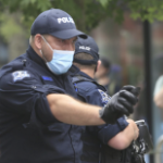 哈利法克斯警察，瞄准公民的罐头胡椒喷雾剂