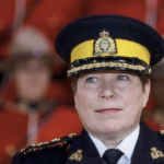 一个穿着皇家骑警黑色制服的白人女人