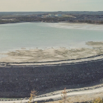 一个湖泊大小的尾矿库的鸟瞰图