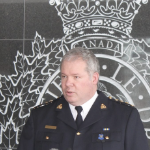 一个穿着黑色制服的白人皇家骑警