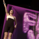 白人歌手莉莉·艾伦在台上