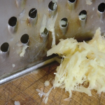 新鲜的姜丝放在磨丝机旁边