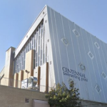 在阳光明媚的日子里，百年泳池的尖顶屋顶