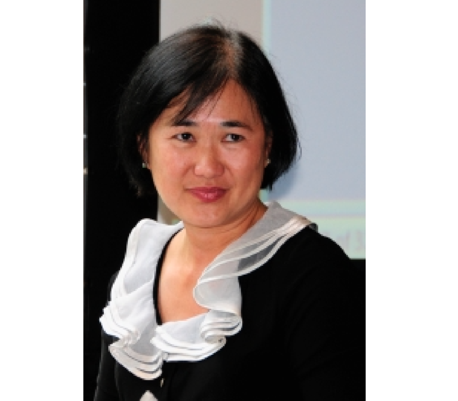 一个鲍勃发型短的女人穿着黑色上衣，上面有白色的皱纹条纹。