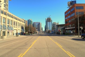 这是多伦多一条五车道的空旷街道，阳光明媚，周围都是中高层建筑