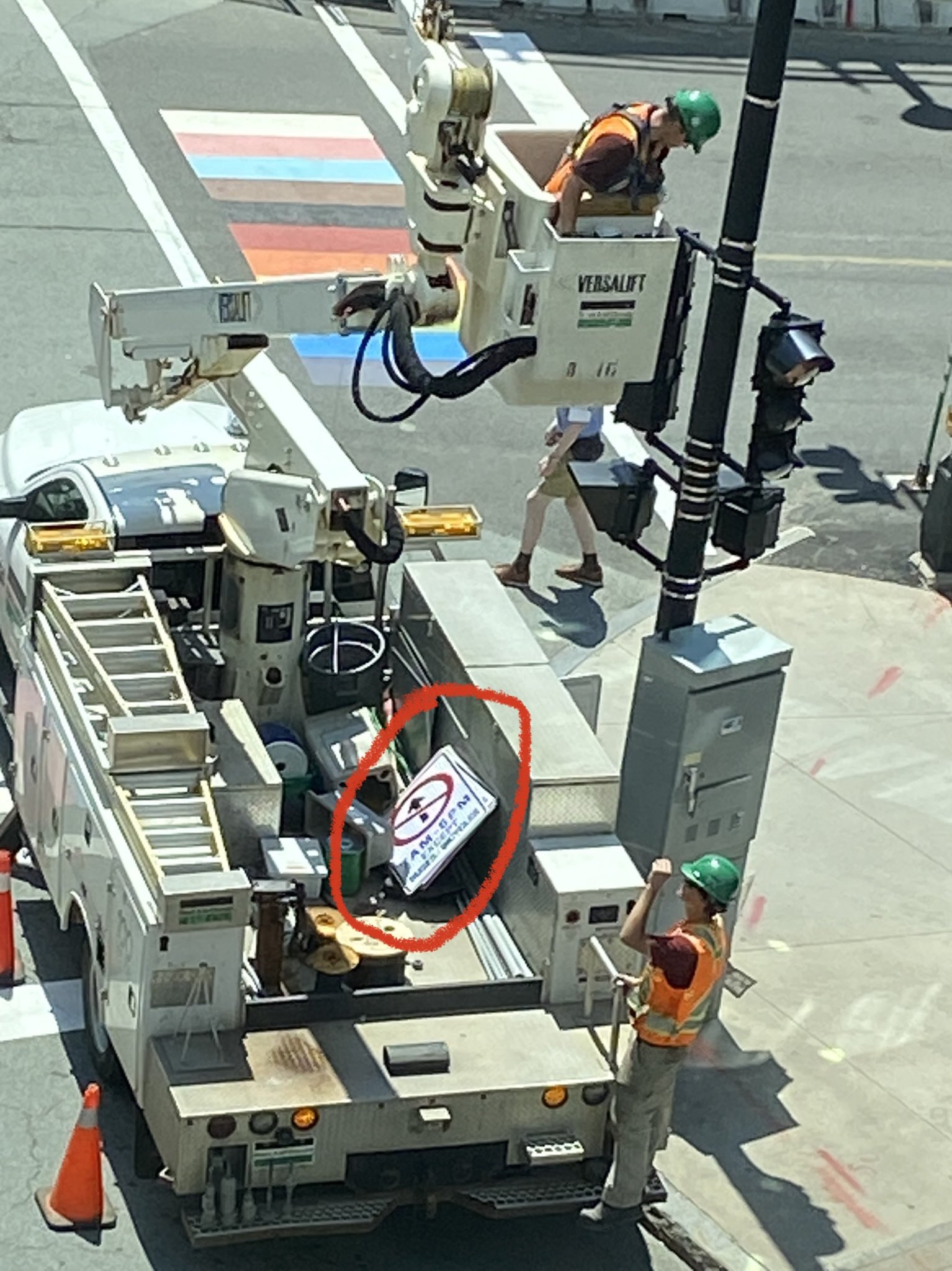 一辆后面有标志的卡车