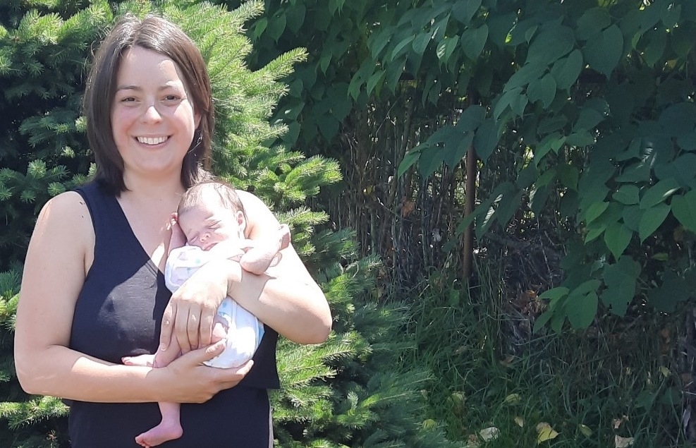 一个抱着婴儿的女人