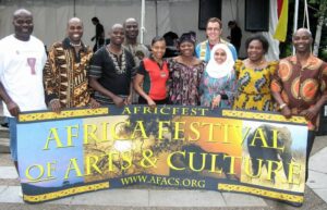 非洲艺术和文化艺术节协会的10名成员举着印有他们名字的横幅。