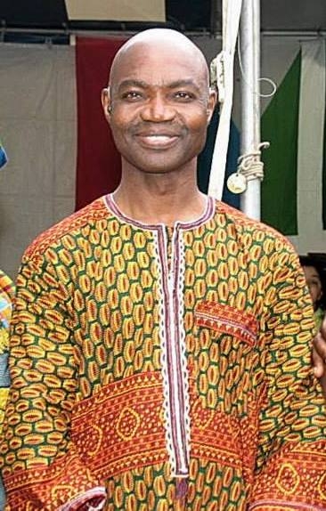 一名身着非洲传统服饰的黑人对着镜头微笑