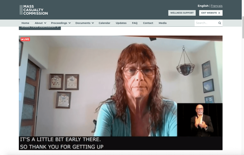 2022年7月12日，布伦达·福布斯在阿尔伯塔省的家中通过Zoom为大规模伤亡委员会作证的截图