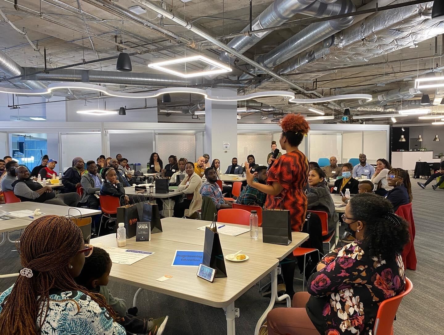 一个充满黑人参与者的房间参加了部落网络举办的网络活动，旨在帮助塑造黑人启动项目