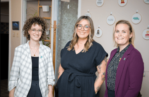 三个女人在镜头前摆姿势