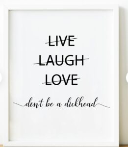 这是一幅镶在镜框里的印刷品，上面划掉了“活着、笑着、爱着”等字样，底部还写着“别傻了”。