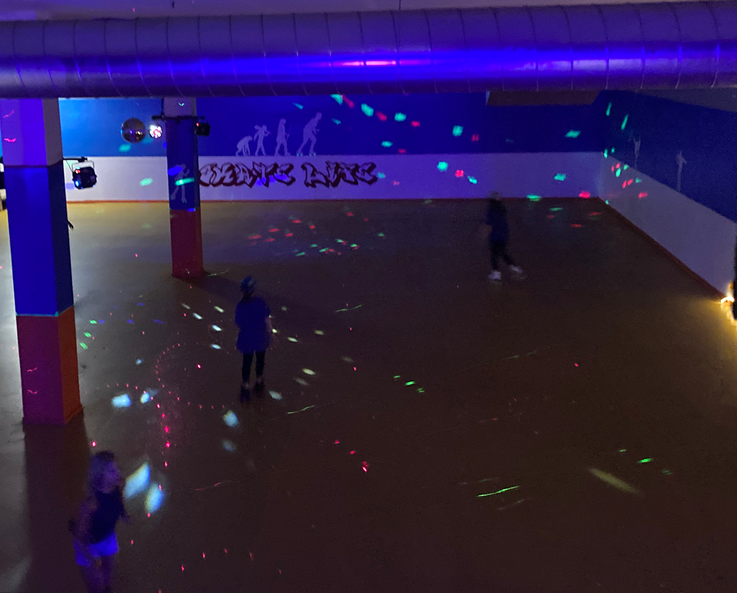 溜冰溜冰场的偷听景色是主灯的下降和五颜六色的灯光秀。