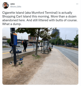 今天早上，一条推特说香烟岛(又名芒福德航站楼)实际上是购物车岛。这里被遗弃了超过12个。当然还到处都是屁屁。真是个垃圾场。这条推文还附上了一张挨着公路的公交总站的照片。地上有购物车。