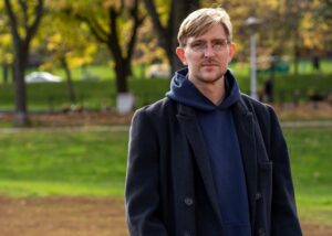 尼古拉斯·巴里-肖穿着一件黑色大衣站在一个看起来像公园的地方。照片:Eagleclaw托姆