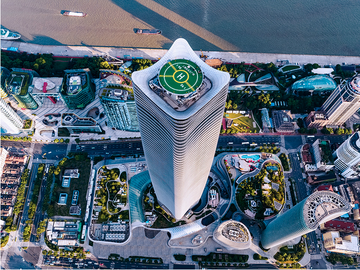 中国上海金光大厦的中心是一座巨大的摩天大楼，顶部有一个直升机停机坪。APP集团与上海共同成长。“http://sinarmasplaza.com/en/about.aspx