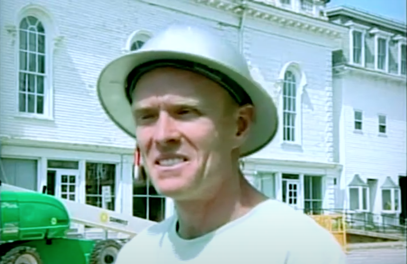 一个戴安全帽的男人