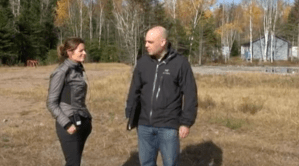 一个女人和一个男人站在一块空地上。