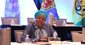 戴着蓝色头巾的黑人妇女主持小组讨论。