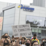 新斯科舍省电力公司前的抗议者举着标语