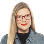 一个微笑的金发女人，涂着红色的口红，和她的红框眼镜很配