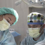 两名外科医生，一男一女，给一个看不见的病人做手术