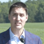 新发型的贾斯汀·特鲁多站在田野前